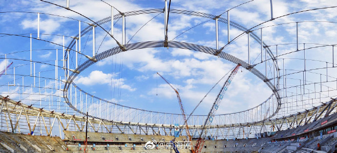 随着最后一个批次的径向索张拉到位并与内环梁销接完成,三亚国际体育