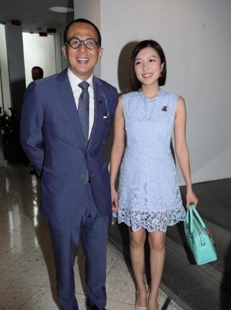 郭嘉文|李泽楷小女友再晒生日照，郭嘉文嘟嘴卖萌装可爱，蜡烛满屋超浪漫