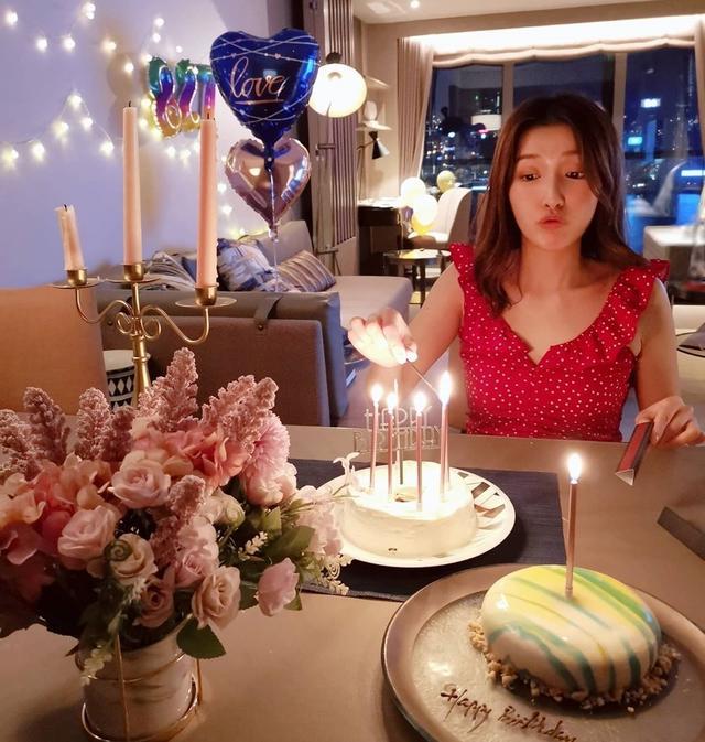 郭嘉文|李泽楷小女友再晒生日照，郭嘉文嘟嘴卖萌装可爱，蜡烛满屋超浪漫