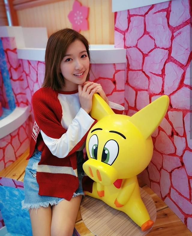 郭嘉文|李泽楷小女友再晒生日照，郭嘉文嘟嘴卖萌装可爱，蜡烛满屋超浪漫