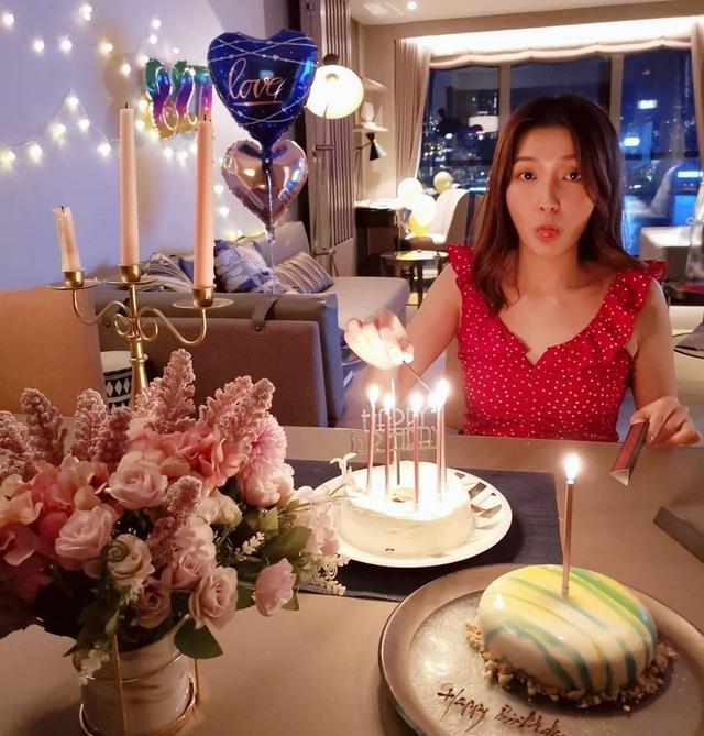 郭嘉文|李泽楷小女友再晒生日照，郭嘉文嘟嘴卖萌装可爱，蜡烛满屋超浪漫