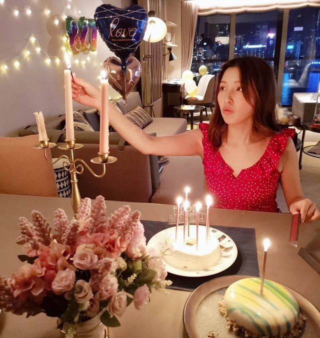 郭嘉文|李泽楷小女友再晒生日照，郭嘉文嘟嘴卖萌装可爱，蜡烛满屋超浪漫