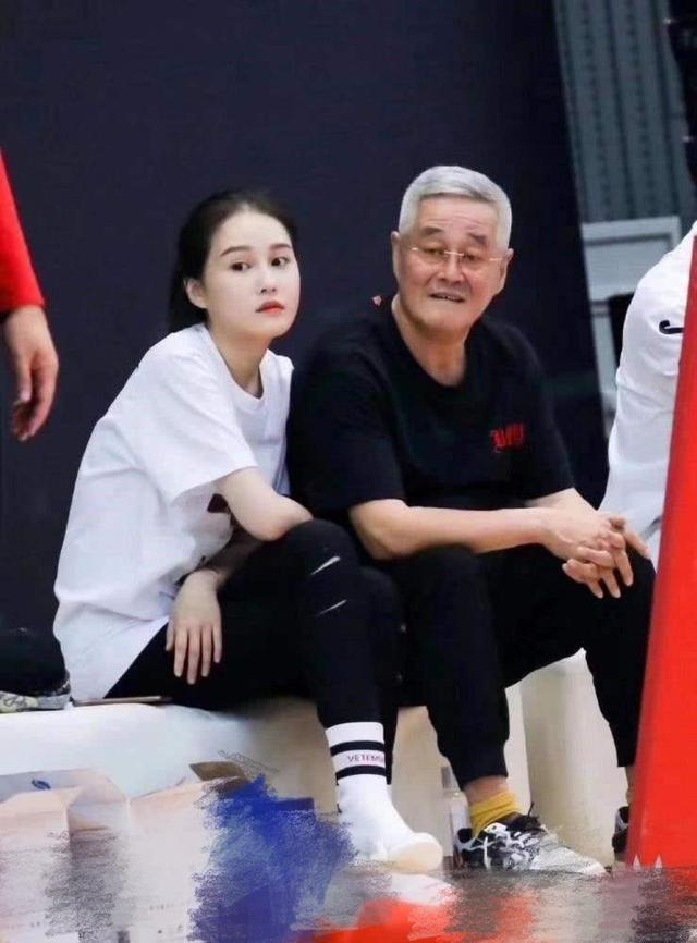 赵本山|赵本山后悔买飞机？女儿吐槽每天停机费要2万，便宜一半也没人买