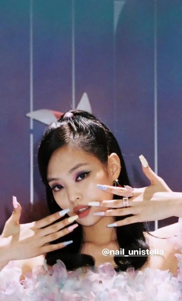 jennie最新造型曝光,棉花糖上衣配彩虹眼影,复古甜心上线