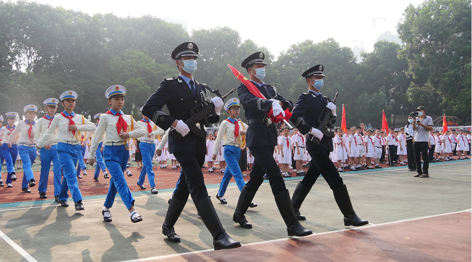迎着初升的太阳 石岐中心小学 联合市公安局特警仪仗队 在操场升起了