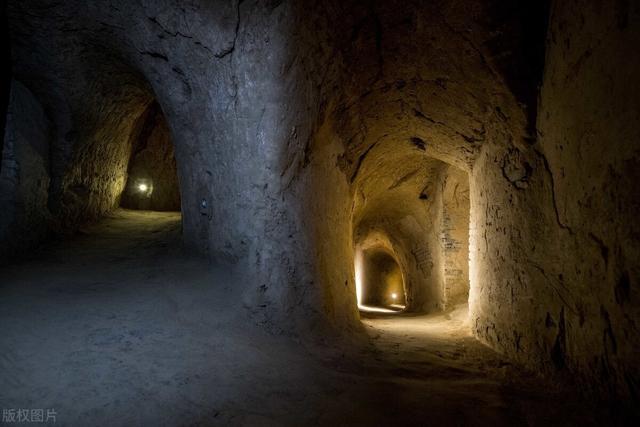 他钻进村口山崖地洞,竟发现庞大地下迷宫,走几步他却不敢再走了