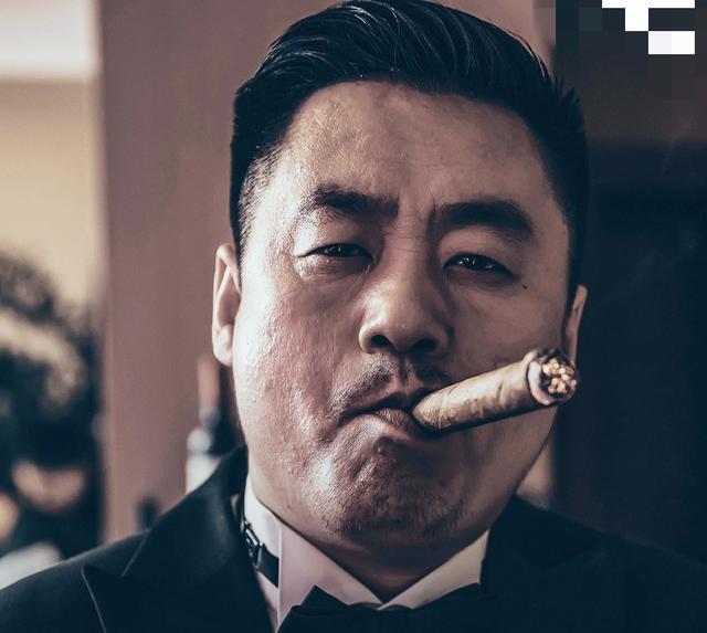 赵本山弟子宋晓峰被疯狂男粉丝抱住狂吻,当众擦脸表嫌弃