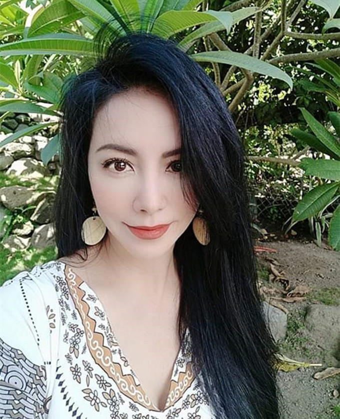 53岁颜盈近照轻拨秀发妩媚动人已能坦然面对前男友马景涛