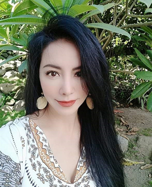 53岁颜盈近照轻拨秀发妩媚动人已能坦然面对前男友马景涛