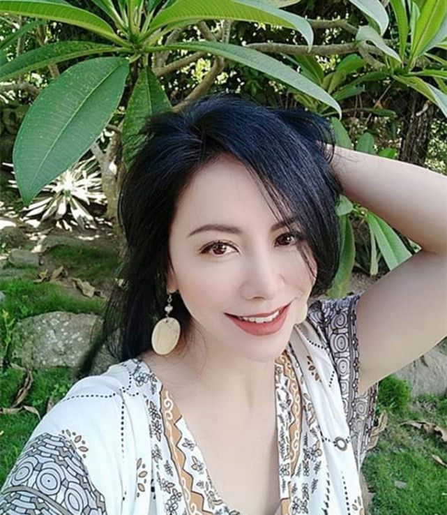 53岁颜盈近照轻拨秀发妩媚动人已能坦然面对前男友马景涛