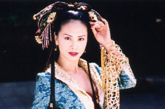 童年神剧《风云》中,她扮演的"武林第一美女"颜盈尤其让人印象深刻.