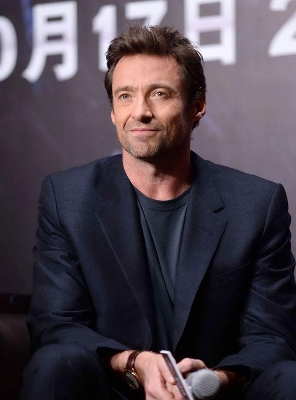 52岁休杰克曼近照曝光外出遛狗气势十足打扮休闲帅气依旧