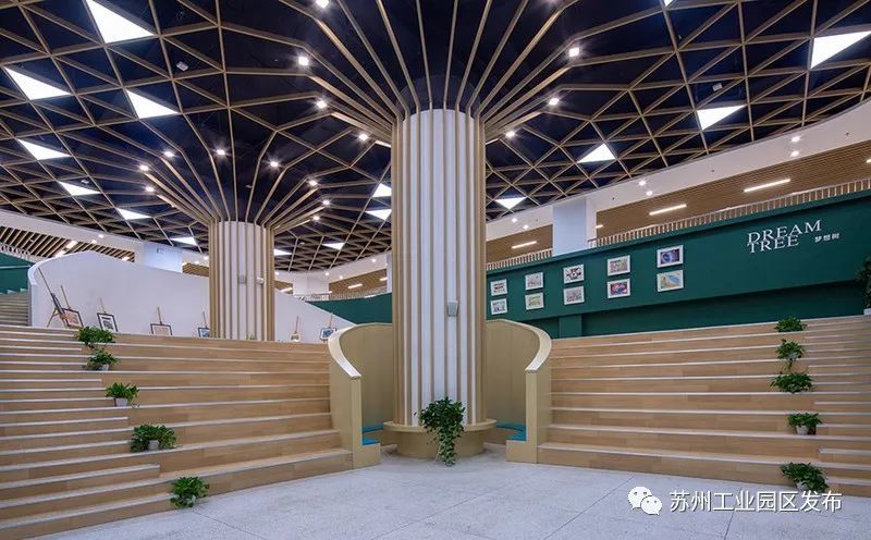 阶梯设计成了树状造型走廊尽头的开放式学生中心阳光可以从天空直洒进