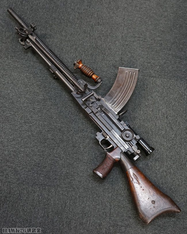 细看日本九六式轻机枪罕见的原编号品相瞄准镜依旧可以使用