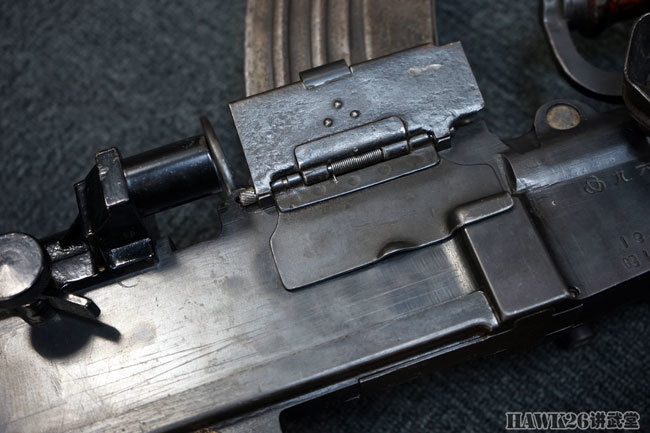细看日本九六式轻机枪罕见的原编号品相瞄准镜依旧可以使用