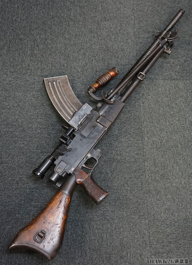 细看日本九六式轻机枪罕见的原编号品相瞄准镜依旧可以使用