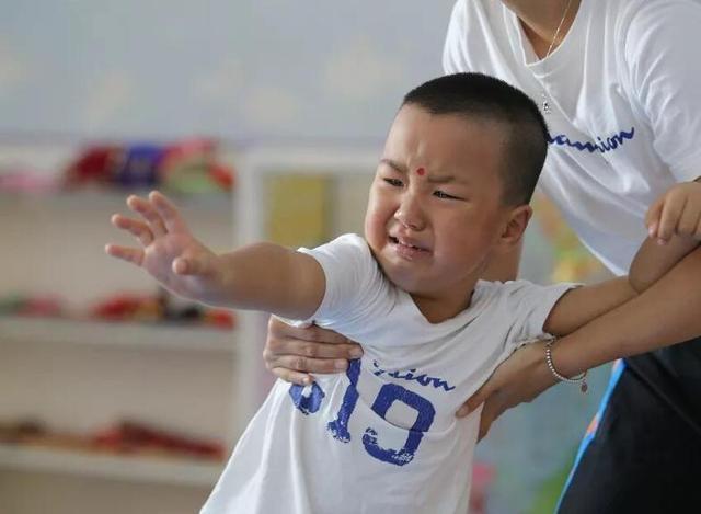 孩子第一天上幼儿园,有的哭闹有的淡定,区别藏在家长的行为里_腾讯