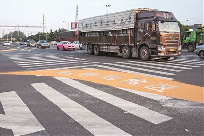 为更好保障交通参与者的出行安全,宜兴市交警部门在城区阳泉路—宜北