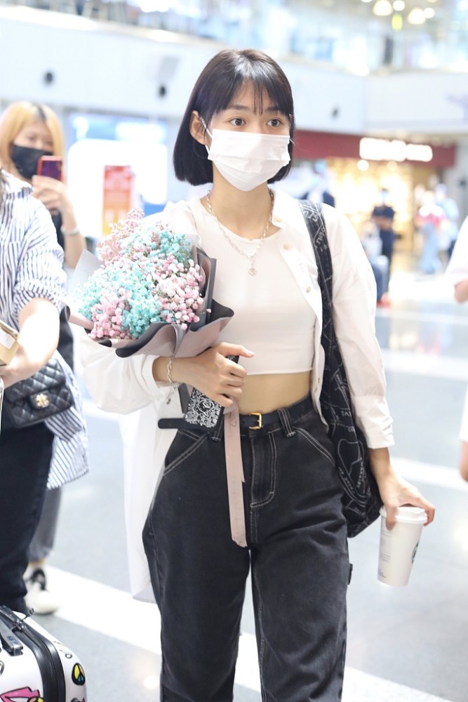 段奥娟街拍白色衬衫露脐打底衫牛仔裤小白鞋清新休闲