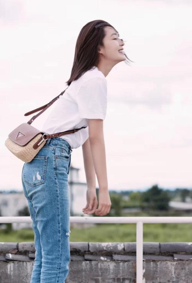 李沁太仙了,简单白t配牛仔裤,也能穿得清丽脱俗,一般人学不来
