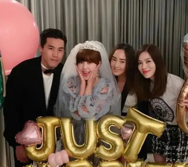 恋情|知名女星与男子合照亲密、一脸娇羞，疑似恋情曝光？