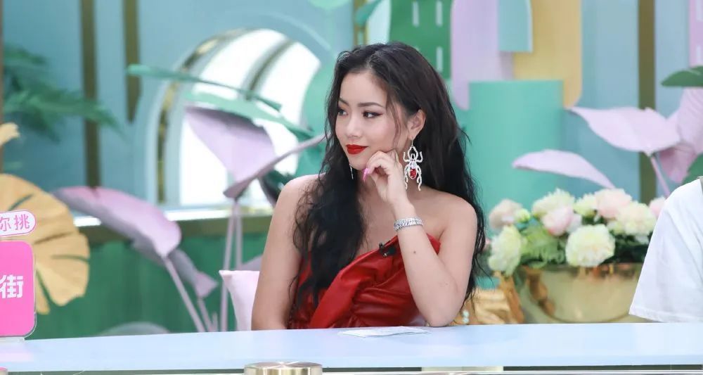 恋情|知名女星与男子合照亲密、一脸娇羞，疑似恋情曝光？