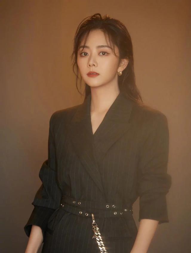 谭松韵|谭松韵流泪为亡母讨公道，却因索赔501万被骂明星命更金贵