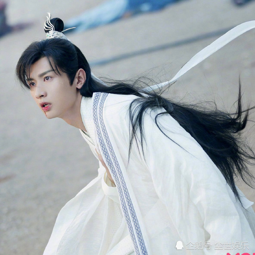 成毅|成毅新剧路透，腰细肩宽身材挺拔，发现被拍后眼神好萌