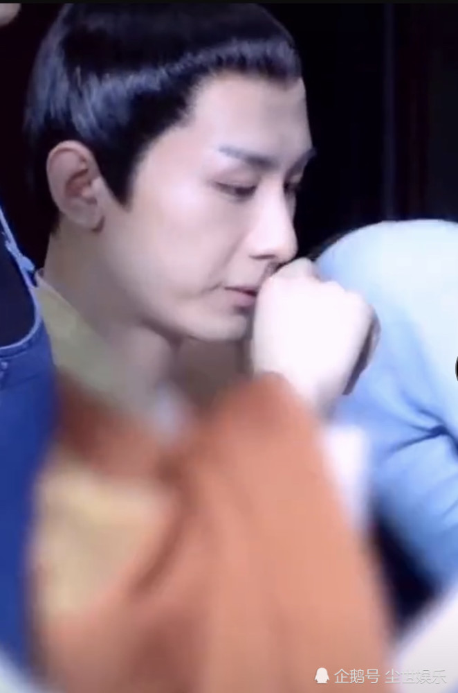 成毅|成毅新剧路透，腰细肩宽身材挺拔，发现被拍后眼神好萌