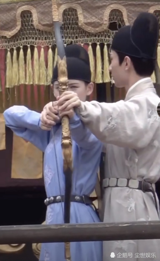 成毅|成毅新剧路透，腰细肩宽身材挺拔，发现被拍后眼神好萌