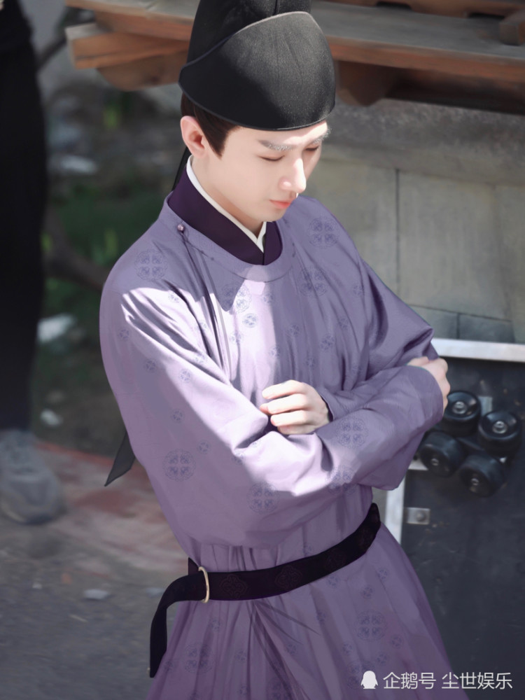 成毅|成毅新剧路透，腰细肩宽身材挺拔，发现被拍后眼神好萌