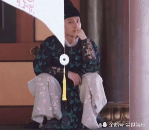 成毅|成毅新剧路透，腰细肩宽身材挺拔，发现被拍后眼神好萌