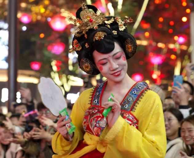 网红|网红不倒翁表演出现重大事故，杆子当场折断，女演员摔在地面上