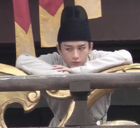 成毅|成毅新剧路透，腰细肩宽身材挺拔，发现被拍后眼神好萌