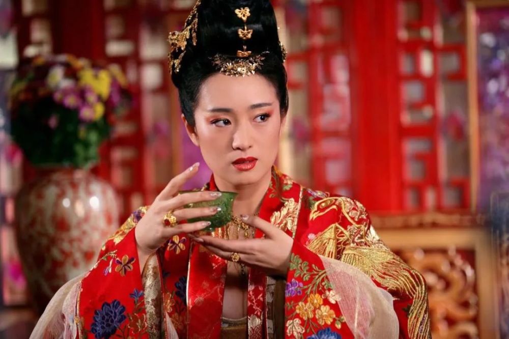 巩俐|53岁巩俐逛街被骂胖成球，谁说女明星一定要瘦成闪电？