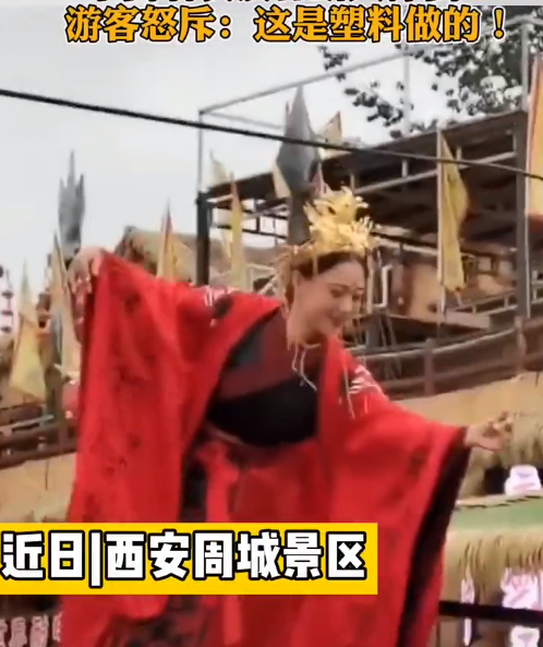 网红|网红不倒翁表演出现重大事故，杆子当场折断，女演员摔在地面上