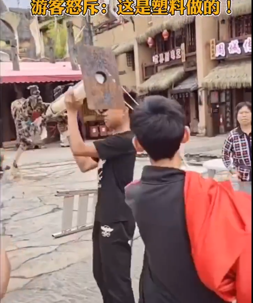 网红|网红不倒翁表演出现重大事故，杆子当场折断，女演员摔在地面上