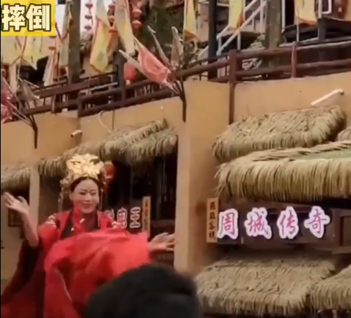 网红|网红不倒翁表演出现重大事故，杆子当场折断，女演员摔在地面上