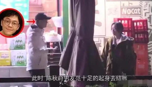 张靓颖|张靓颖陈秋莳穿情侣款现身机场，男友贴心提行李拿包，靓颖十足小女人