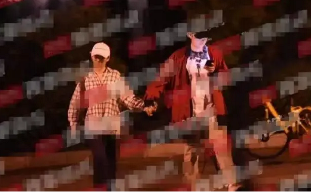 张靓颖|张靓颖陈秋莳穿情侣款现身机场，男友贴心提行李拿包，靓颖十足小女人