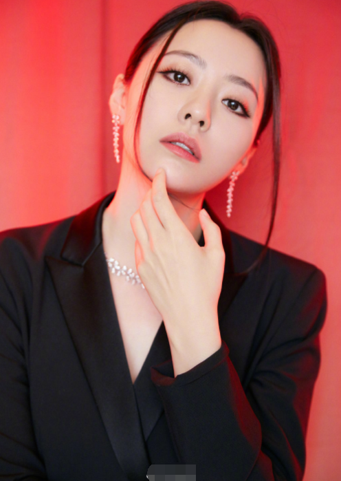 张靓颖|张靓颖陈秋莳穿情侣款现身机场，男友贴心提行李拿包，靓颖十足小女人