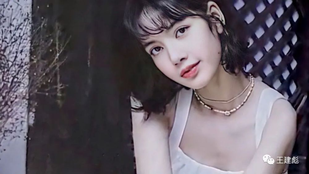 粉墨成员lisa新画报被公开,港风小白裙显清纯,衣角打蝴蝶结造型真好看