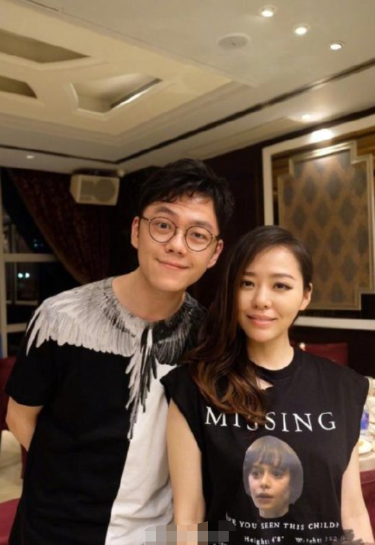 张靓颖|张靓颖陈秋莳穿情侣款现身机场，男友贴心提行李拿包，靓颖十足小女人