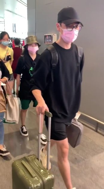 张靓颖|张靓颖陈秋莳穿情侣款现身机场，男友贴心提行李拿包，靓颖十足小女人