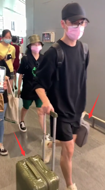 张靓颖|张靓颖陈秋莳穿情侣款现身机场，男友贴心提行李拿包，靓颖十足小女人