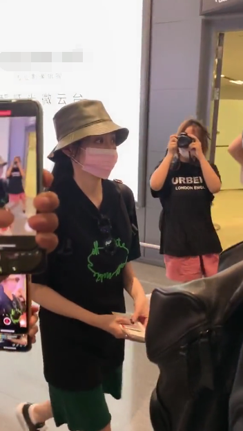 张靓颖|张靓颖陈秋莳穿情侣款现身机场，男友贴心提行李拿包，靓颖十足小女人