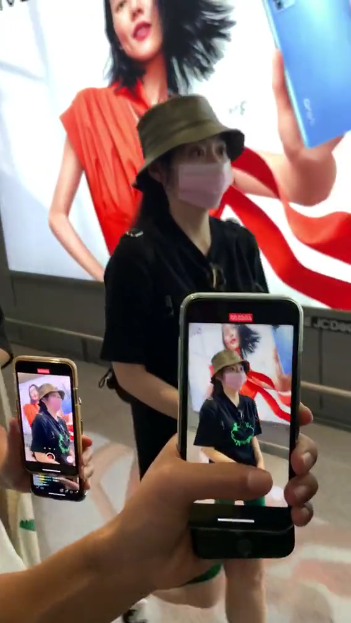 张靓颖|张靓颖陈秋莳穿情侣款现身机场，男友贴心提行李拿包，靓颖十足小女人