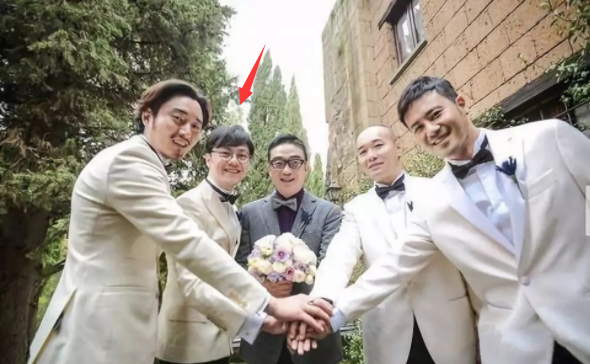 张靓颖|张靓颖陈秋莳穿情侣款现身机场，男友贴心提行李拿包，靓颖十足小女人