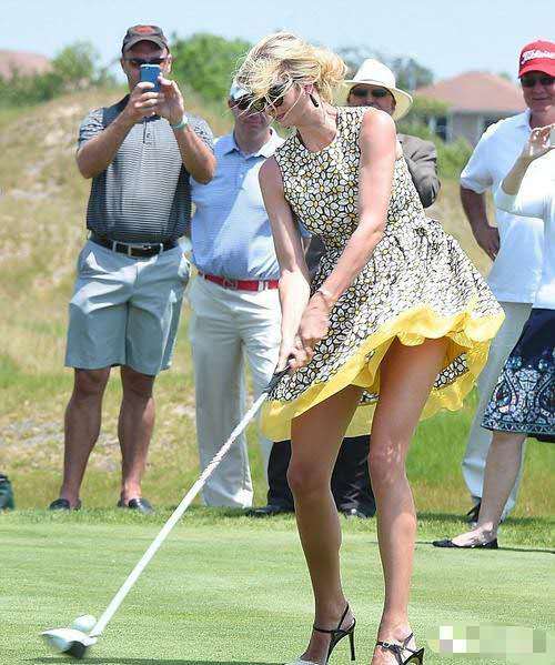 伊万卡身穿长裙脚踩高跟鞋打高尔夫深受父亲真传球技高超