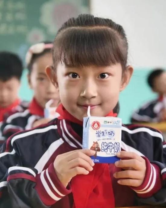 就联合发起了中国"学生饮用奶计划",旨在通过课间向广大学生提供学生